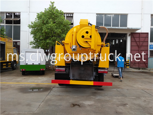 Suction Sewage Truck 4